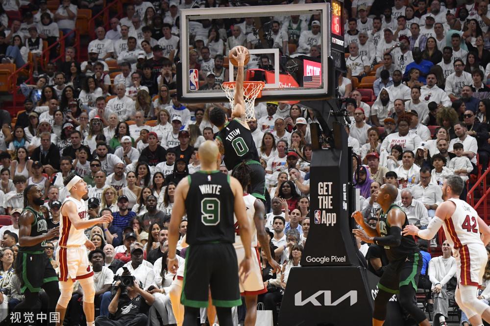 球队捧起了 球队捧起了